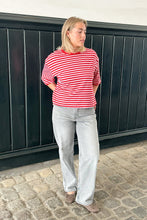 Carregar imagem no visualizador da galeria, Zoe T-shirt - Red/Light Pink
