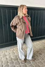 Carregar imagem no visualizador da galeria, Zoe T-shirt - Red/Light Pink
