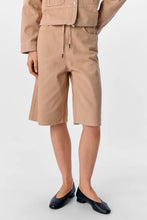 Load image into Gallery viewer, Avery Bermuda Jeans - Sandshell
