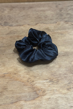 Charger l'image dans la galerie, Satin Scrunchie - Black
