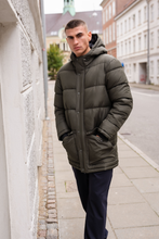 Afbeelding in Gallery-weergave laden, Long Puffer Jacket - Olive
