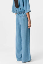 Cargar imagen en el visor de la galería, Frame Lisa Wide Pants - Light Blue Denim

