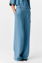 Cargar imagen en el visor de la galería, Frame Lisa Wide Pants - Light Blue Denim
