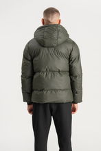 Charger l&#39;image dans la galerie, Coated Hooded Jacket - Olive
