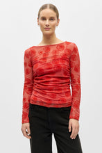 Charger l'image dans la galerie, Elodie Top - Cranberry Poinsette Roses
