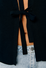 Cargar imagen en el visor de la galería, Julla Parvi 2/4 Knit Cardigan - Black
