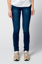 Carica l&#39;immagine nel visualizzatore di Gallery, L&#39;originale Performance Jeans magri - denim blu scuro
