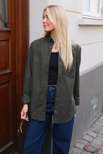 Carica l'immagine nel visualizzatore di Gallery, Boyfriend Oxford Shirt - Dark Green
