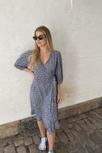 Charger l&#39;image dans la galerie, Olivia 3/4 Wrap Midi Robe - Blue Mirage

