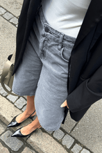Carregar imagem no visualizador da galeria, Denim Jorts - Grey Denim
