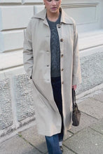 Video laden en afspelen in Gallery-weergave, Harper Trench Coat - Sand

