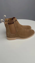 Load and play video in Gallery viewer, Chelsea Boots - Dark Beige
