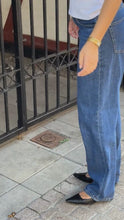 Carica e avvia il video nel visualizzatore di galleria, L'originale Performance Jeans sciolti - denim blu medio
