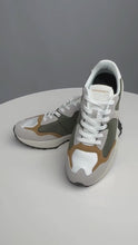 Load and play video in Gallery viewer, Classic Runner - White/Khaki
