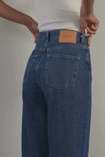 Carica e avvia il video nel visualizzatore di galleria, L'originale Performance Jeans sciolti - denim blu medio
