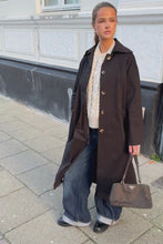 Video laden en afspelen in Gallery-weergave, Harper Trench Coat - Black
