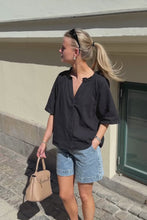 Cargar y reproducir el video en el visor de la galería, Linn Frill Top - Black
