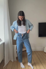 Carregar e reproduzir vídeo no visualizador da Galeria, O original Performance Mom Jeans - Ganga azul clara
