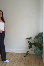 Carregar e reproduzir vídeo no visualizador da Galeria, O original Performance Mom Jeans - Ganga preta lavada
