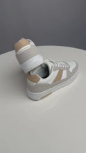 Carregar e reproduzir vídeo no visualizador da Galeria, Classic Sneaker - White/Beige
