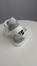 Carregar e reproduzir vídeo no visualizador da Galeria, Classic Sneaker - White/Grey/Green
