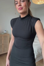Video laden en afspelen in Gallery-weergave, Isabella Dress - Black
