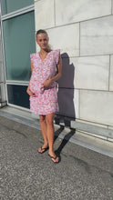 Carica e avvia il video nel visualizzatore di galleria, Star Frill V-Neck Bluse - Tofu Darling Ditsy
