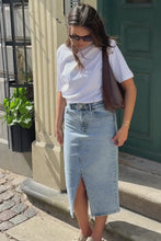 Carica e avvia il video nel visualizzatore di galleria, Natalie Midi Skirt - Light Blue Denim
