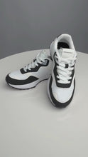 Load and play video in Gallery viewer, Classic Runner - White/Black
