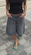 Carregar e reproduzir vídeo no visualizador da Galeria, Denim Jorts - Black Denim

