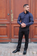 Afbeelding in Gallery-weergave laden, The Original Premium Performance Shirt - Dark Navy
