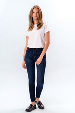 Carica l&#39;immagine nel visualizzatore di Gallery, L&#39;originale Performance Jeans magri - denim blu scuro
