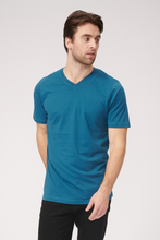 Carregar imagem no visualizador da galeria, T-shirt básica com decote em V - Azul petróleo
