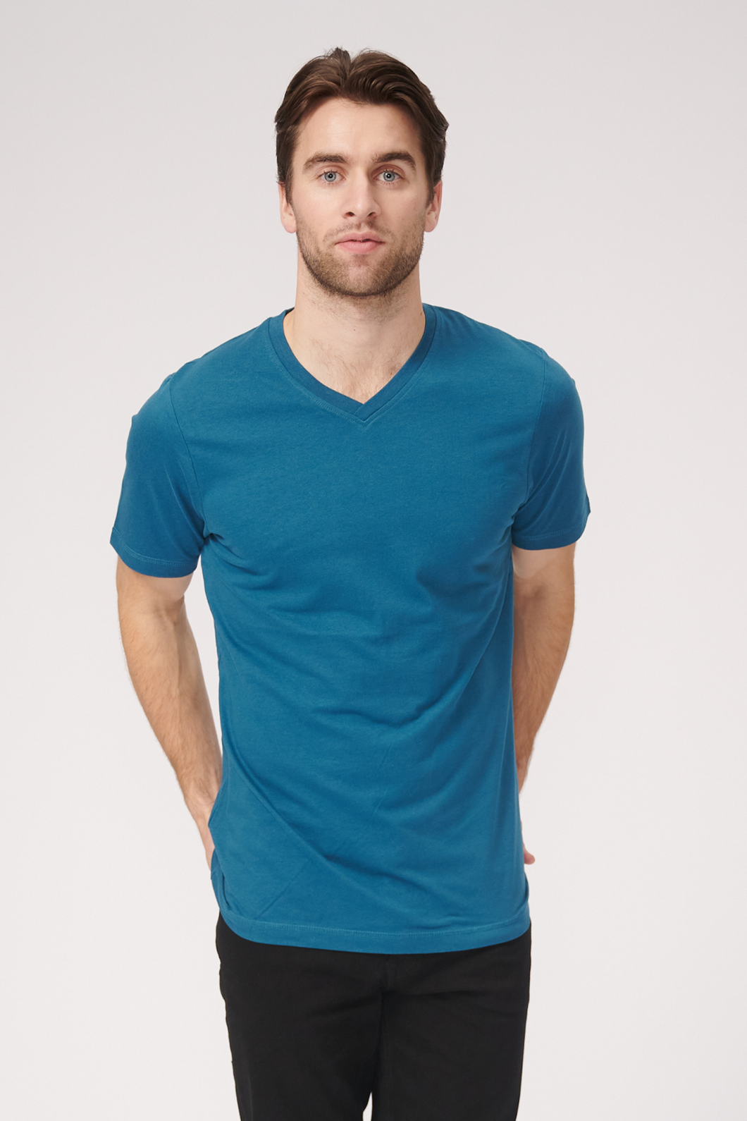 T-shirt básica com decote em V - Azul petróleo