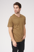 Charger l&#39;image dans la galerie, T-shirt Vneck de base - Olive
