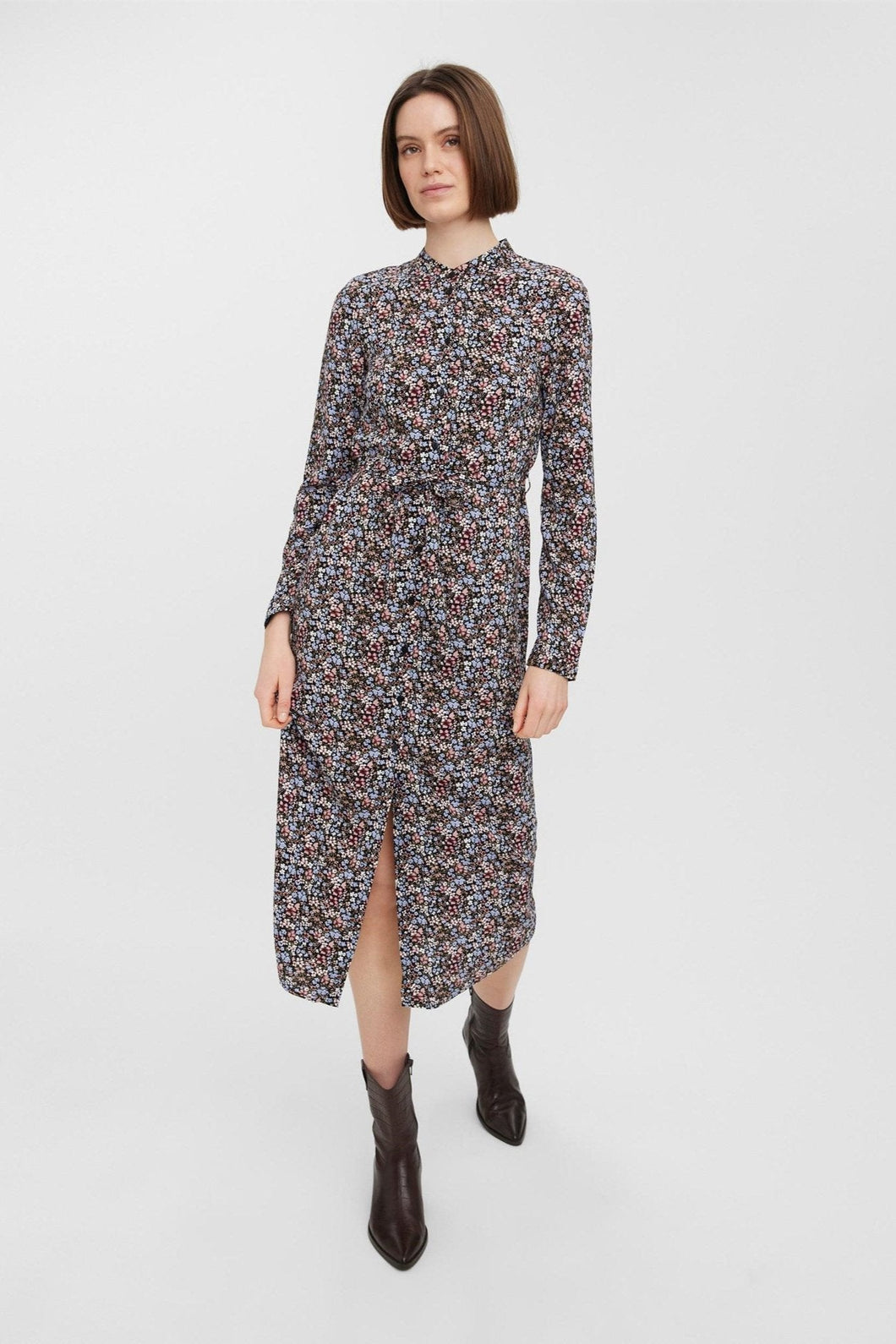 Eenvoudige lange shirtjurk - zwart met blauwe bloemen