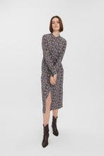 Afbeelding in Gallery-weergave laden, Eenvoudige lange shirtjurk - zwart met blauwe bloemen

