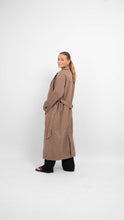 Carregar imagem no visualizador da galeria, Isabelle Long Trenchcoat - Walnut - ONLY - Brown 2
