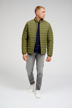 Carregar imagem no visualizador da galeria, Light Puffer Jacket - Olive Night - TeeShoppen - Green 2
