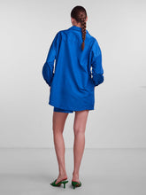 Load image into Gallery viewer, Chrilina Oversized Shirt - Mazarine Blue - PIECES - Blue 2
