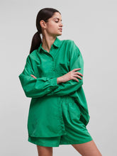 Cargar imagen en el visor de la galería, Chrilina Oversized Shirt - Simple Green - PIECES - Green
