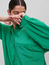 Cargar imagen en el visor de la galería, Chrilina Oversized Shirt - Simple Green - PIECES - Green 5
