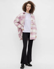 Carregar imagem no visualizador da galeria, Oversized checkered shacket - Pink - PIECES - Pink 2
