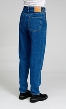 Carregar imagem no visualizador da galeria, The Original Performance Mom Jeans - Medium Blue Denim - TeeShoppen - Blue 11
