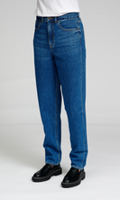 Carregar imagem no visualizador da galeria, The Original Performance Mom Jeans - Medium Blue Denim - TeeShoppen - Blue 10
