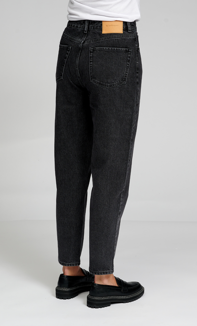 The Original Performance Mom Jeans - Washed Black Denim - TeeShoppen - Black 5