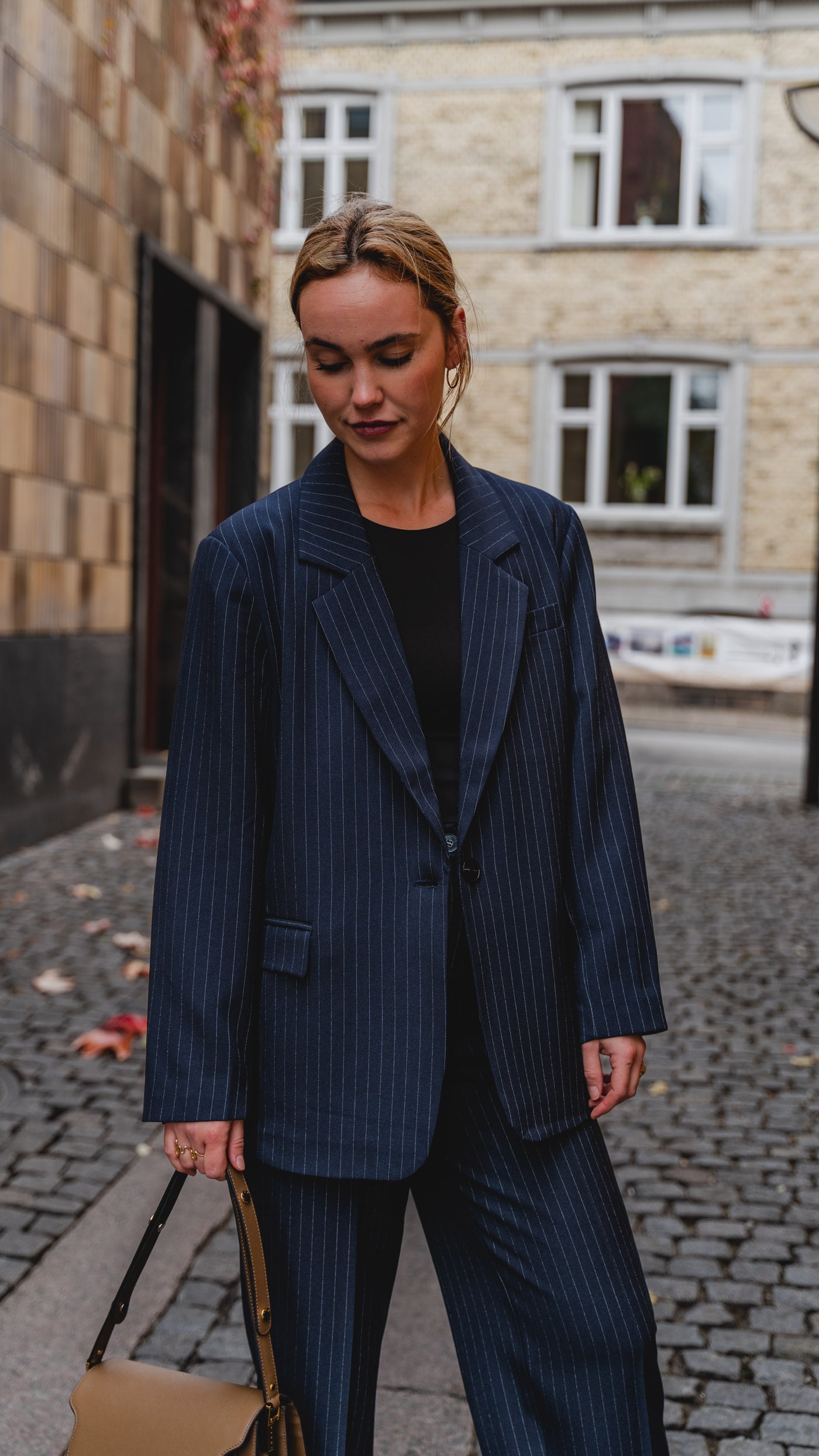 Blazer surdimensionné avec un pantalon de costume classique - Forme de package (Navy Pinstripe)