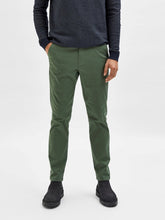 Load image into Gallery viewer, Miles Flex Chino Pants - Bronze Green (organic cotton) - Selected Homme - Green
