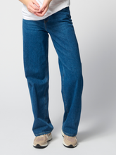 Cargar imagen en el visor de la galería, The Original Performance Loose Jeans - Medium Blue Denim - TeeShoppen - Blue 4
