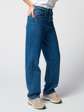 Carregar imagem no visualizador da galeria, The Original Performance Mom Jeans - Medium Blue Denim - TeeShoppen - Blue 3
